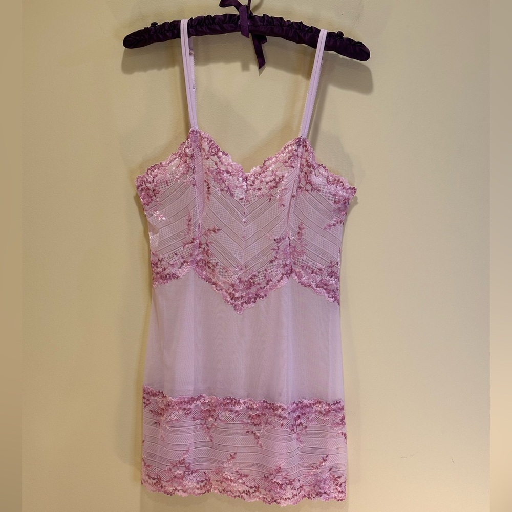 🌟HP🌟Wacoal Embrace Fitted Stretch Chemise Keepsake Lilac/Magenta Lace Nylon L